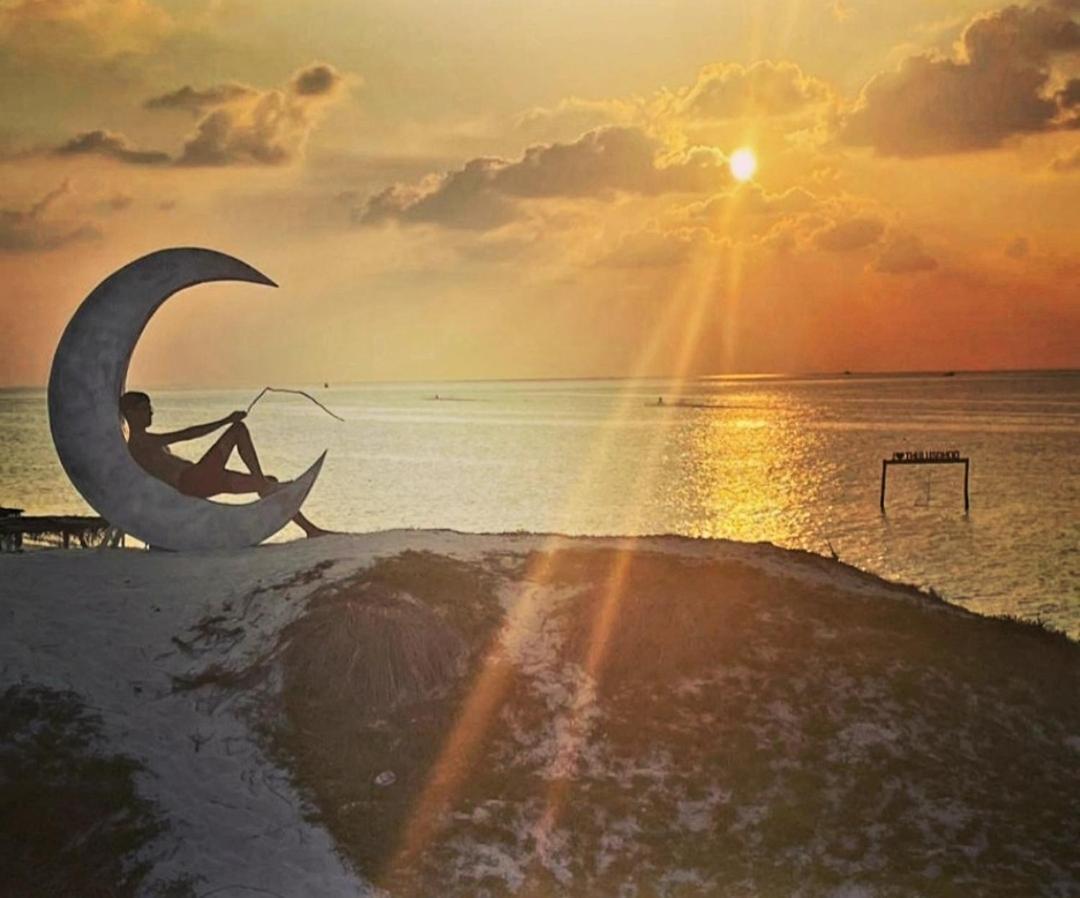 Ocean Breeze Maldives Hotel Thulusdhoo Exterior photo